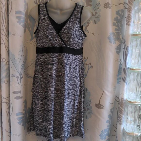 2 for $20 Tek Gear Black White Shelf Bra Dress Sz M - Picture 1 of 7